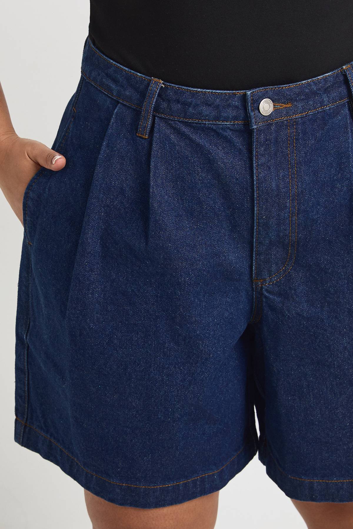 boohoo Short Boyfriend En Denim Plissé Grande Taille