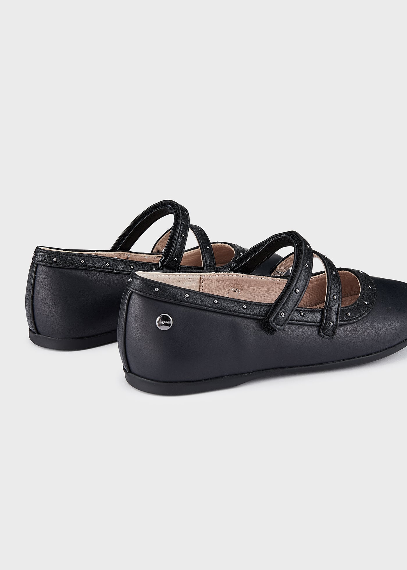 Sapato estilo Mary Jane com palmilha cravejada, em couro sustentável, para meninas.