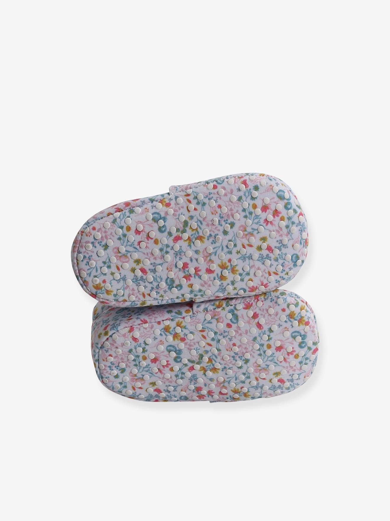 Sapatinhos elásticos para bebê, brancos com estampa.