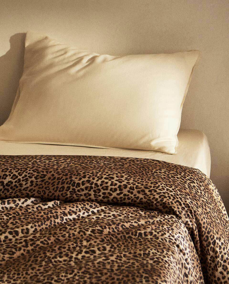 CAPA DE EDREDOM EM CETIM COM ESTAMPA DE LEOPARDO