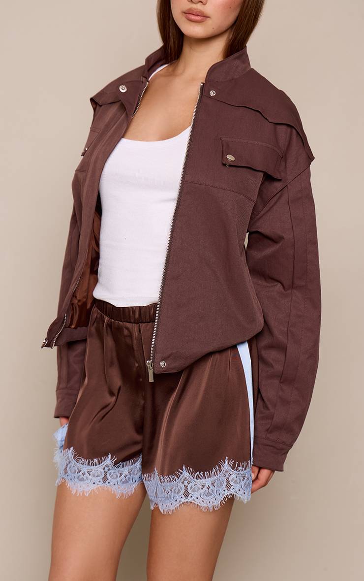 Chocolat Short À Détail De Ceinture À Rayure En Dentelle Contrastée