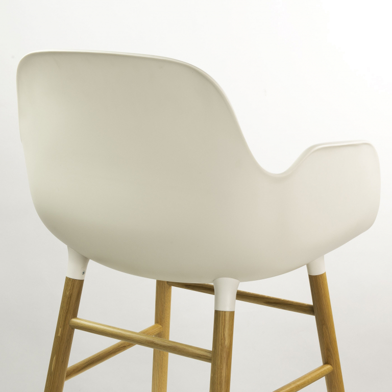 Normann Copenhagen Form Armchair stoel met eiken onderstel blauw