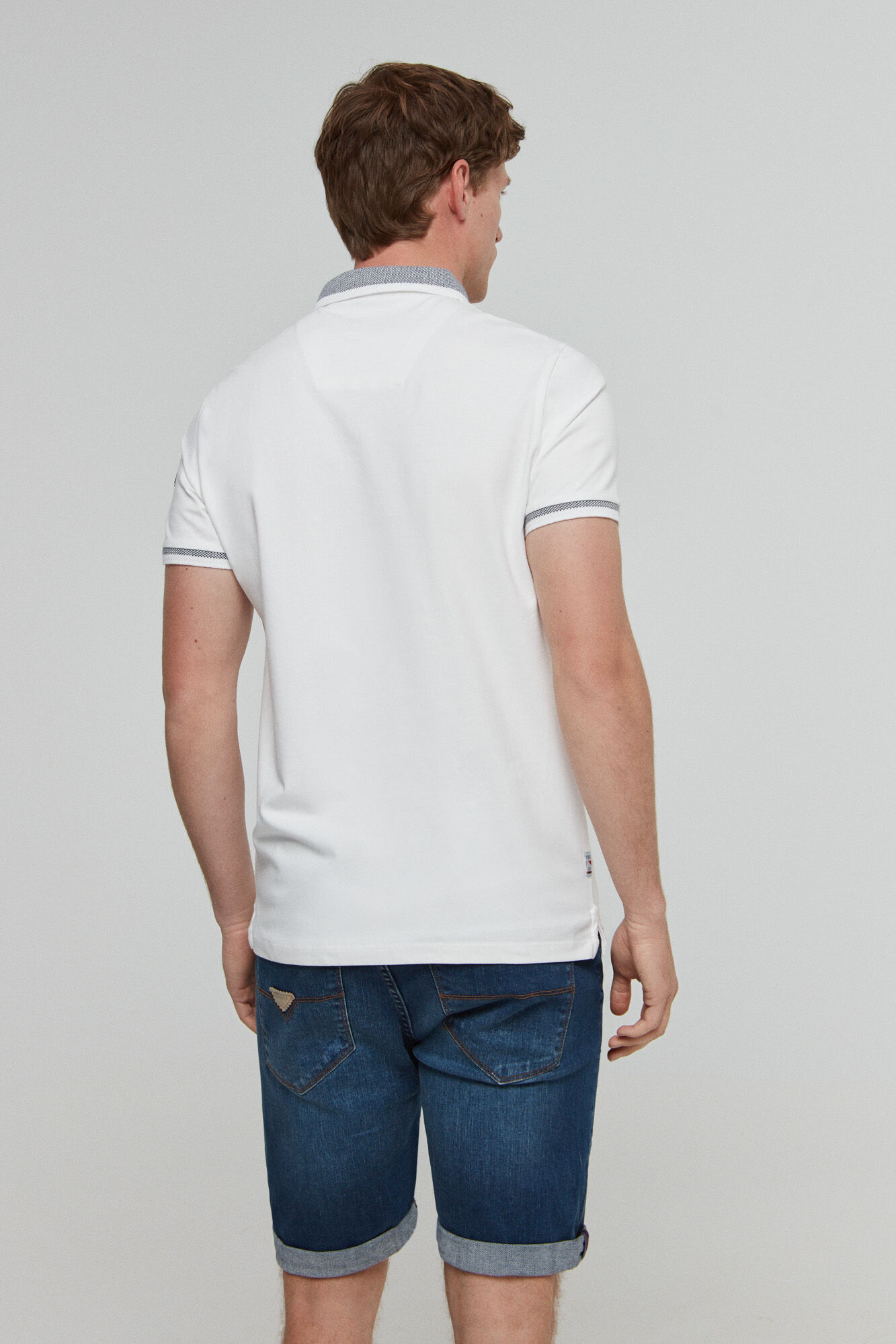 Camisa polo lisa com bolso, branca - Branca