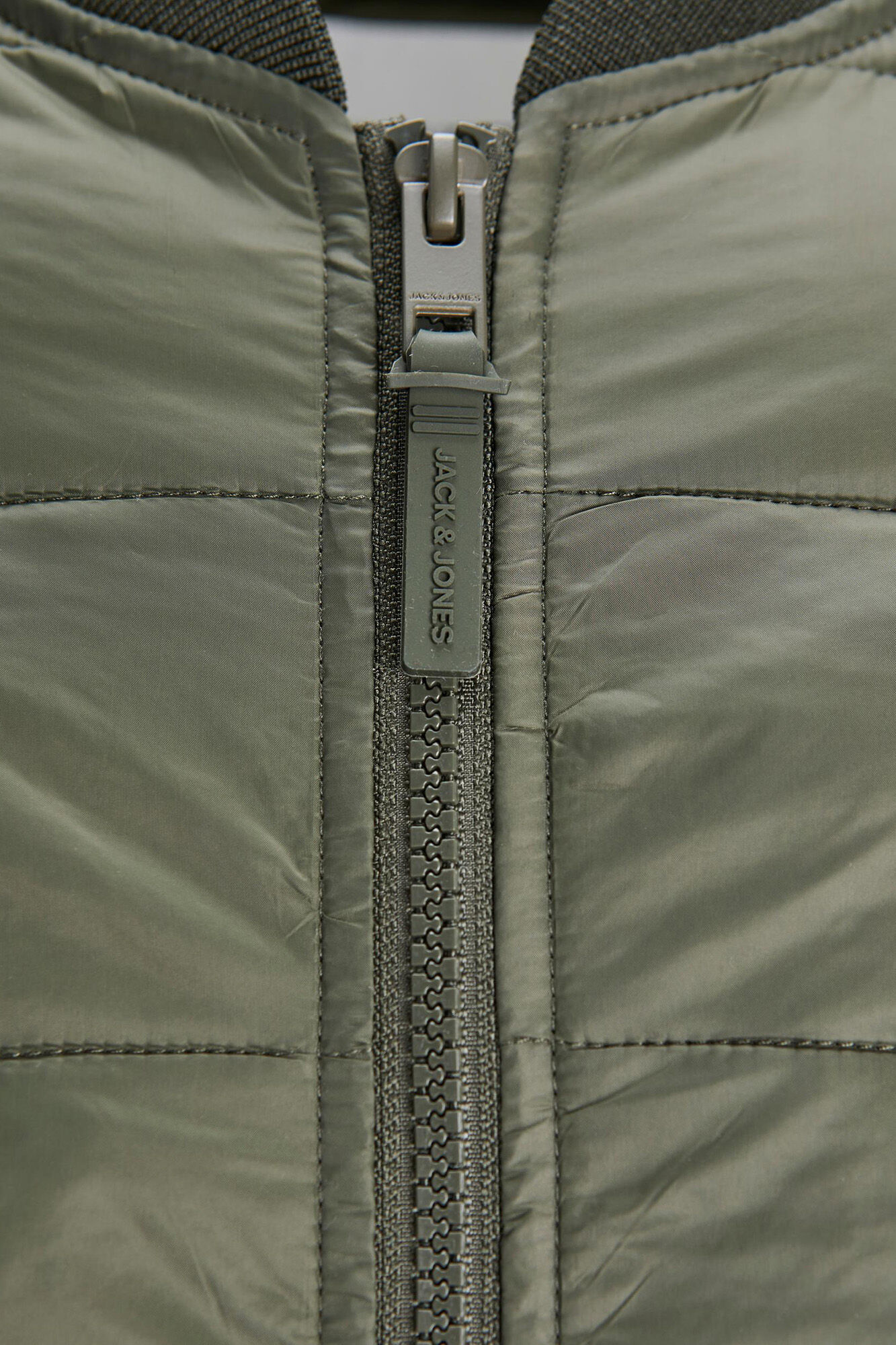 Jaqueta bomber acolchoada leve