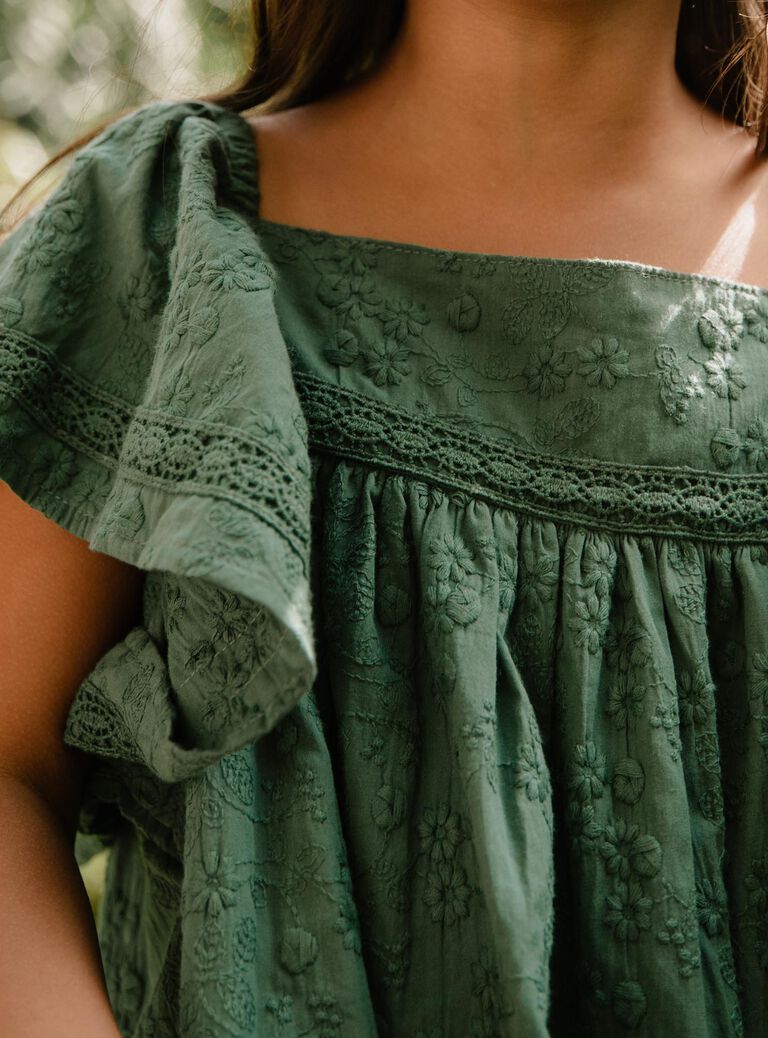 Robe vert sapin à broderies fleuries