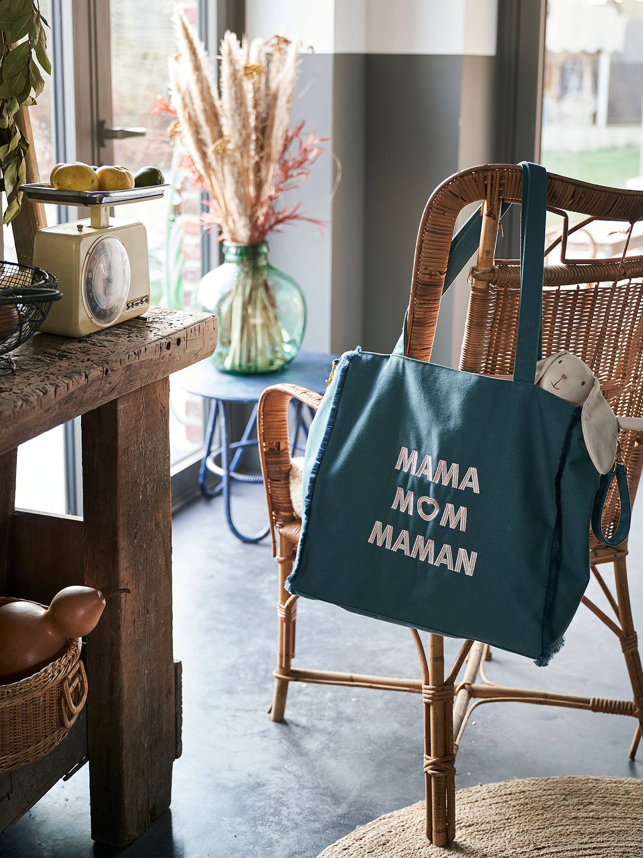 Bolsa de maternidade básica, lisa, azul-escura com estampas.