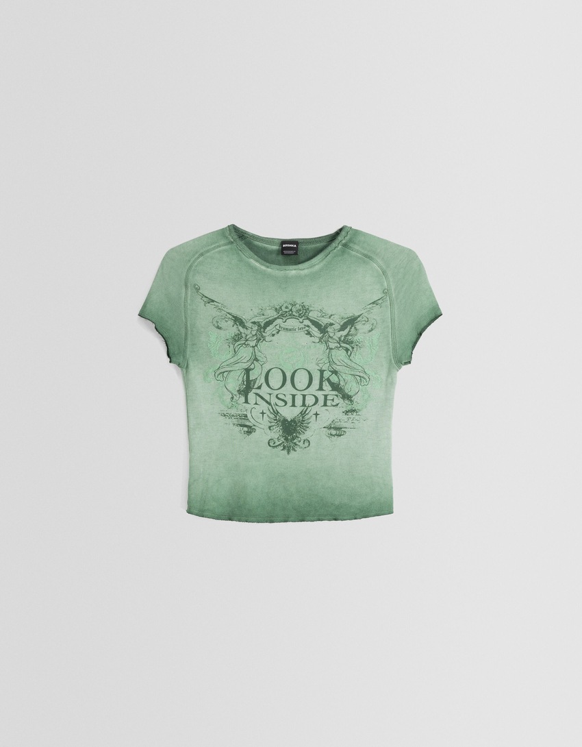 Camiseta de manga curta com efeito desbotado e aplicações de strass.