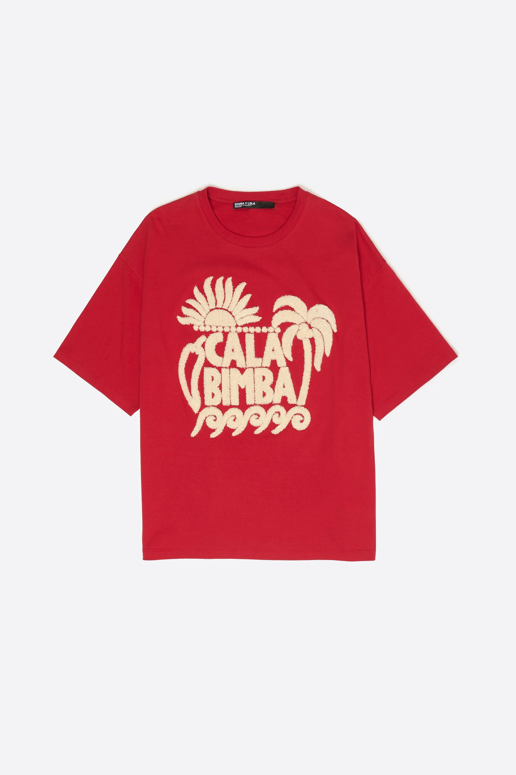 Camiseta vermelha com logo de toalha