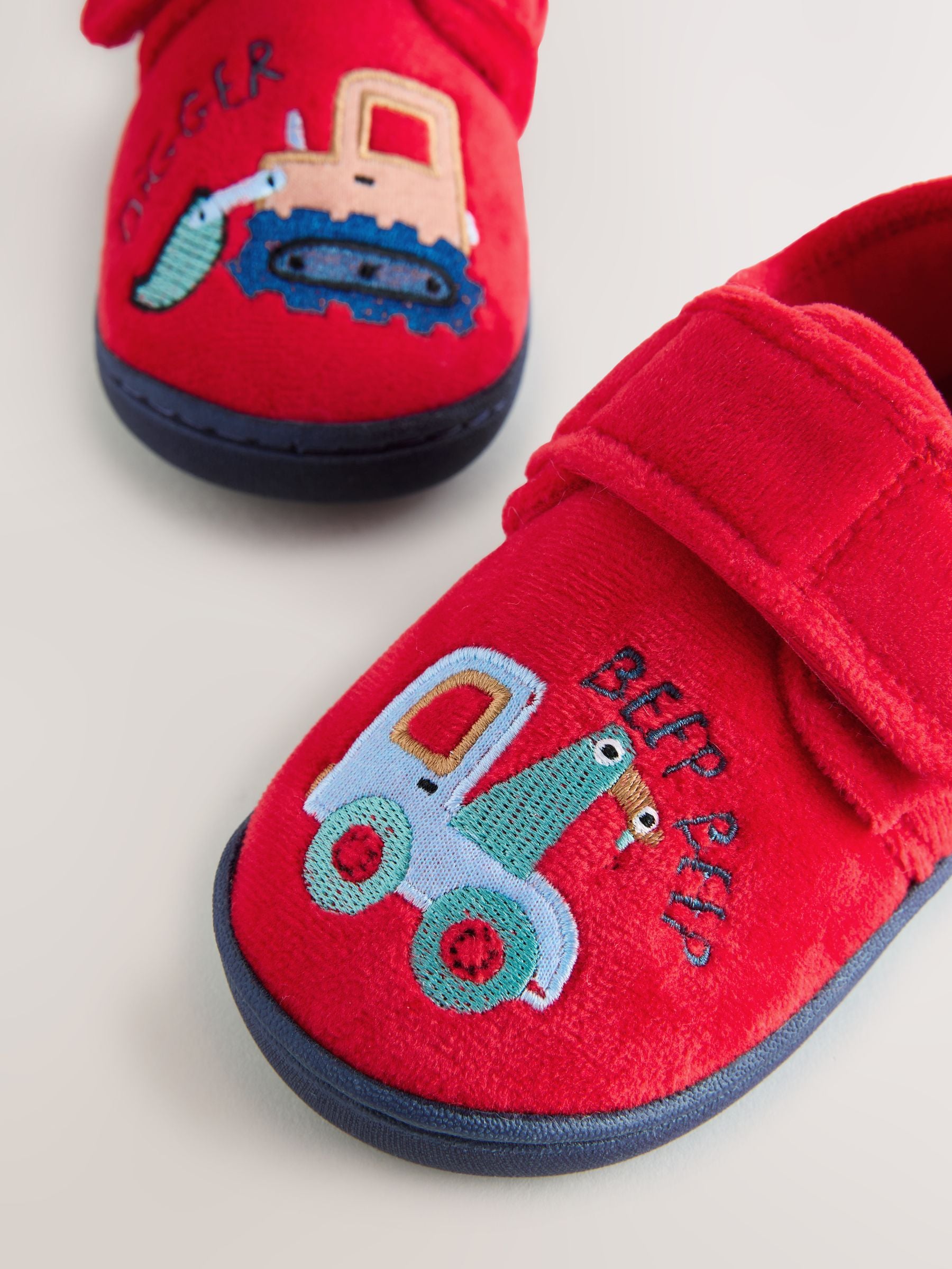 Rood voertuigenprint - Warm gevoerde pantoffels met kuipzool
