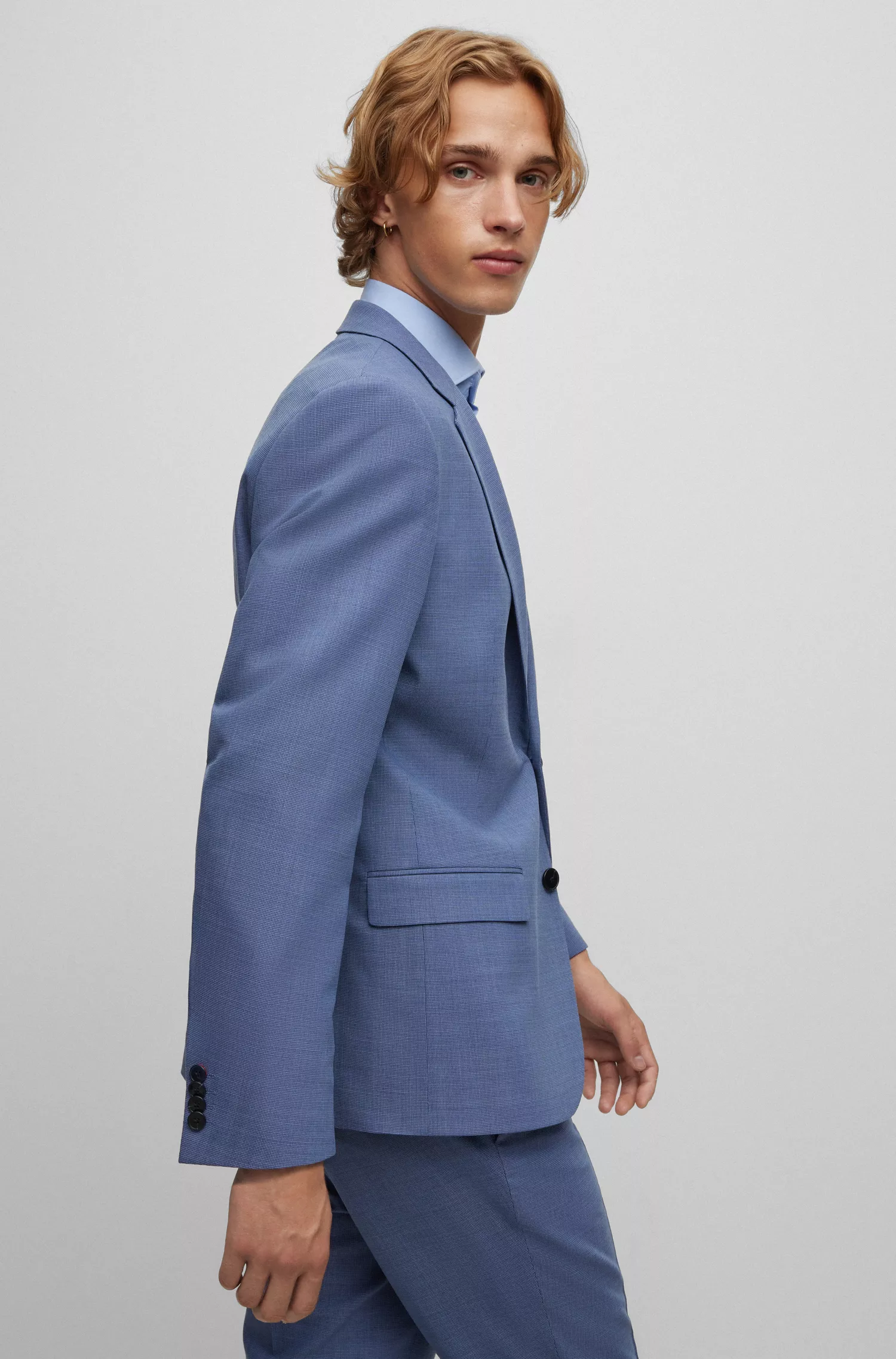 Terno HUGO vermelho, corte slim, em tecido elástico de alta performance com estampa.