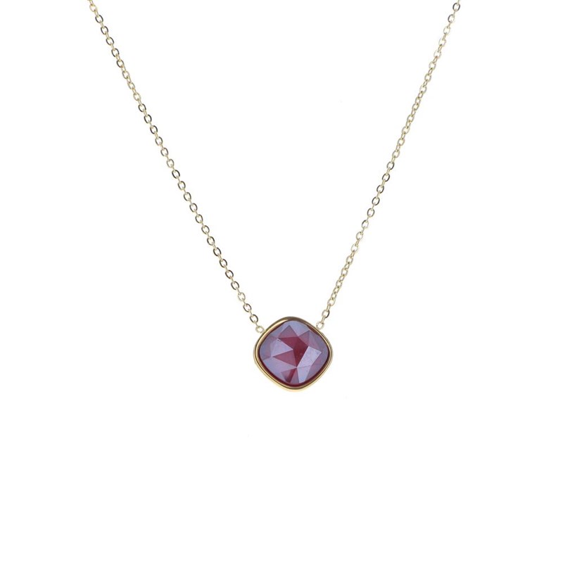 Collier en acier maille dorée orné d'un cristal taillé couleur prune avec chaînette réglable