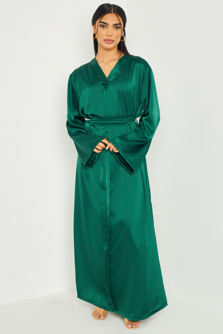 Robe longue satinée ceinturée verte