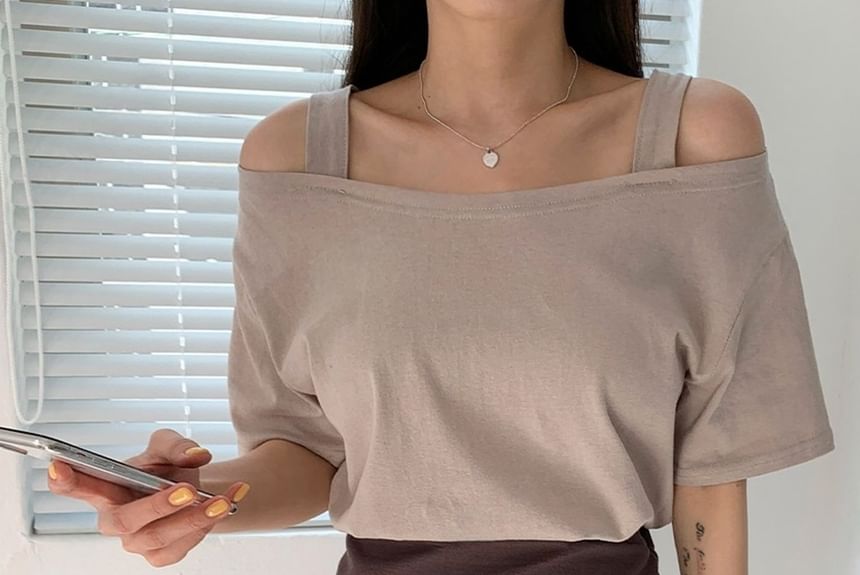 SeoulPop - Effen top met korte mouwen en koude schouders