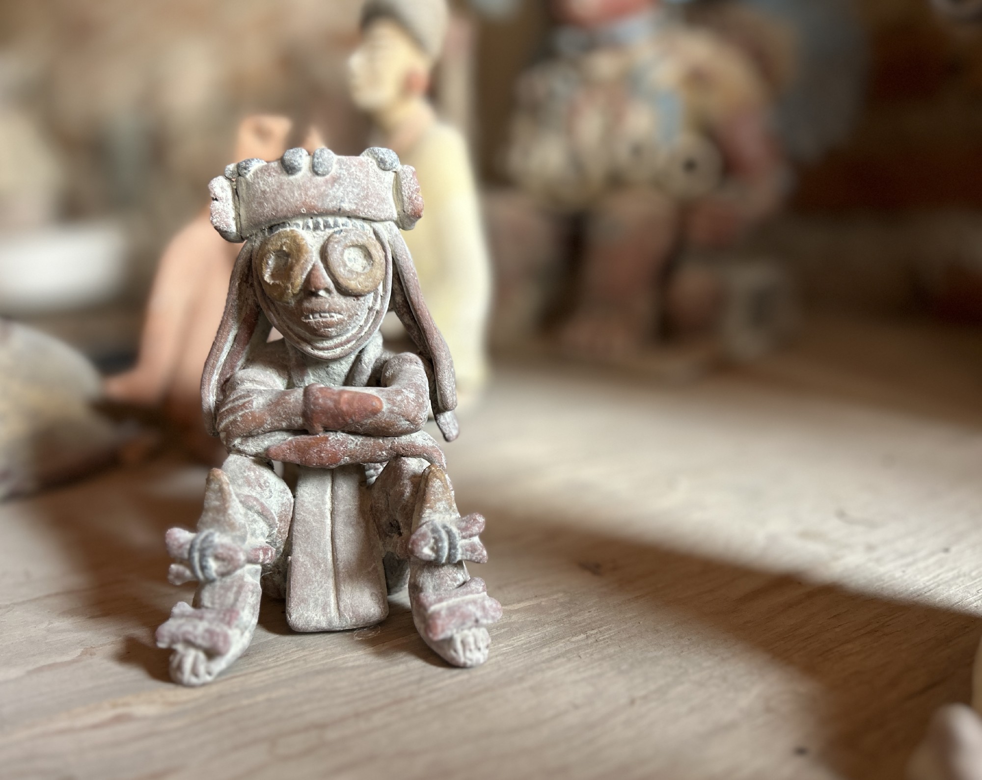 Terrakotta-Figur 'Totonaca', III, sitzend, handbemalt,  L 9 cm, B 8 cm, H 13 cm von fischer's lagerhaus