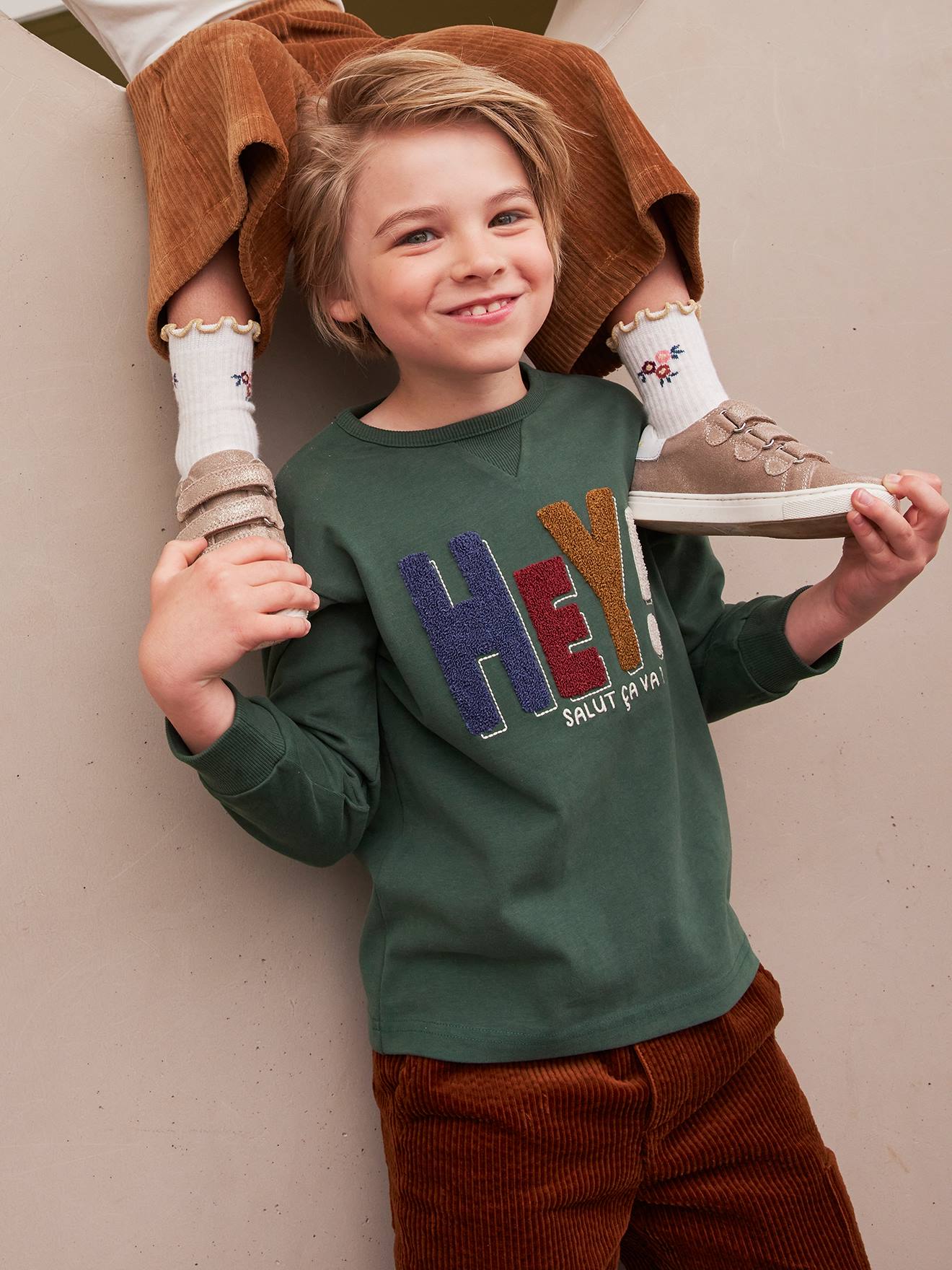 Camiseta com mensagem, tecido atoalhado, verde-escuro liso, estampa infantil.