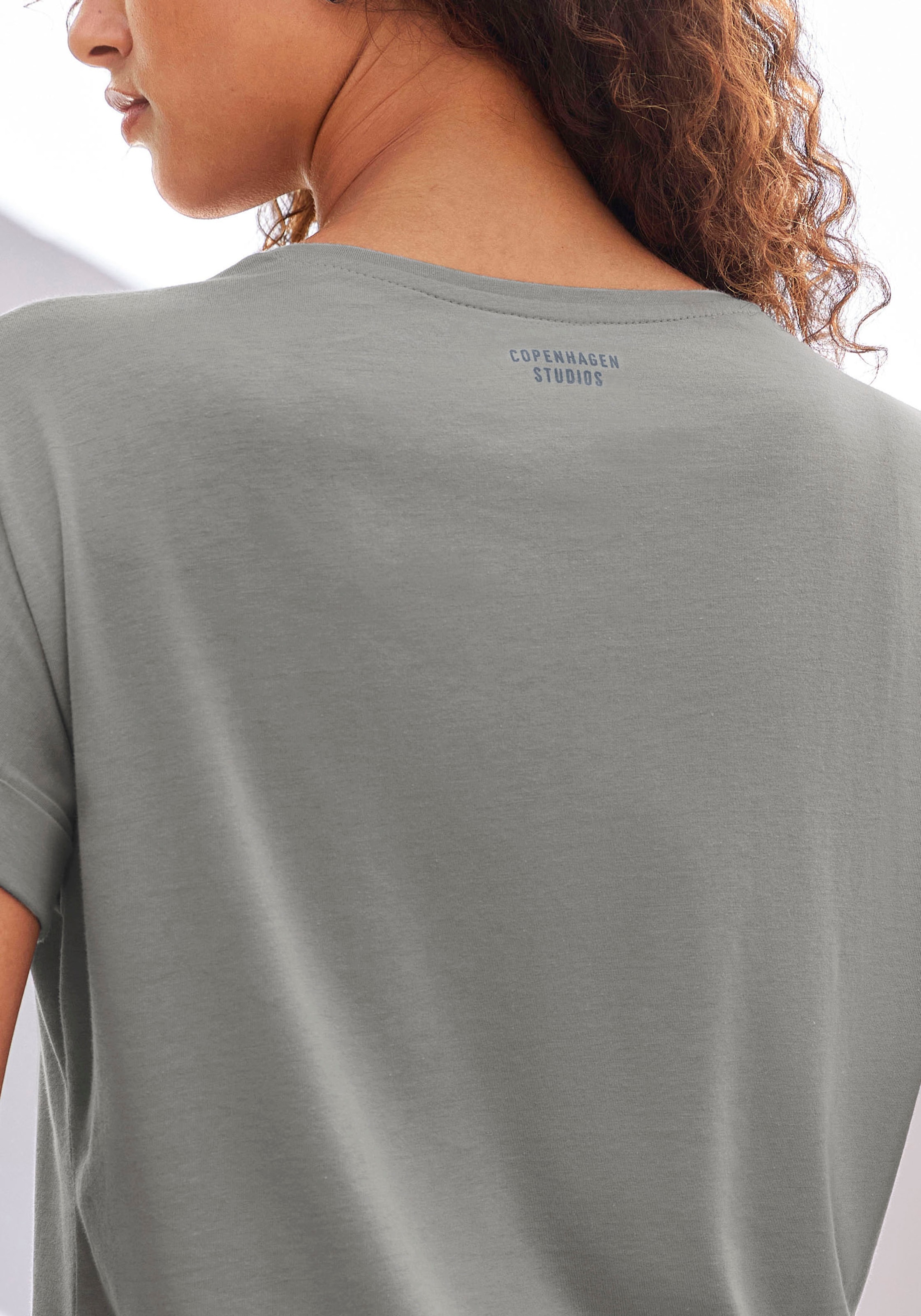 Copenhagen Studios T-Shirt »mit dezentem Logoprint hinten«, aus softer Jersey-Qualität mit Bio-Baumwolle