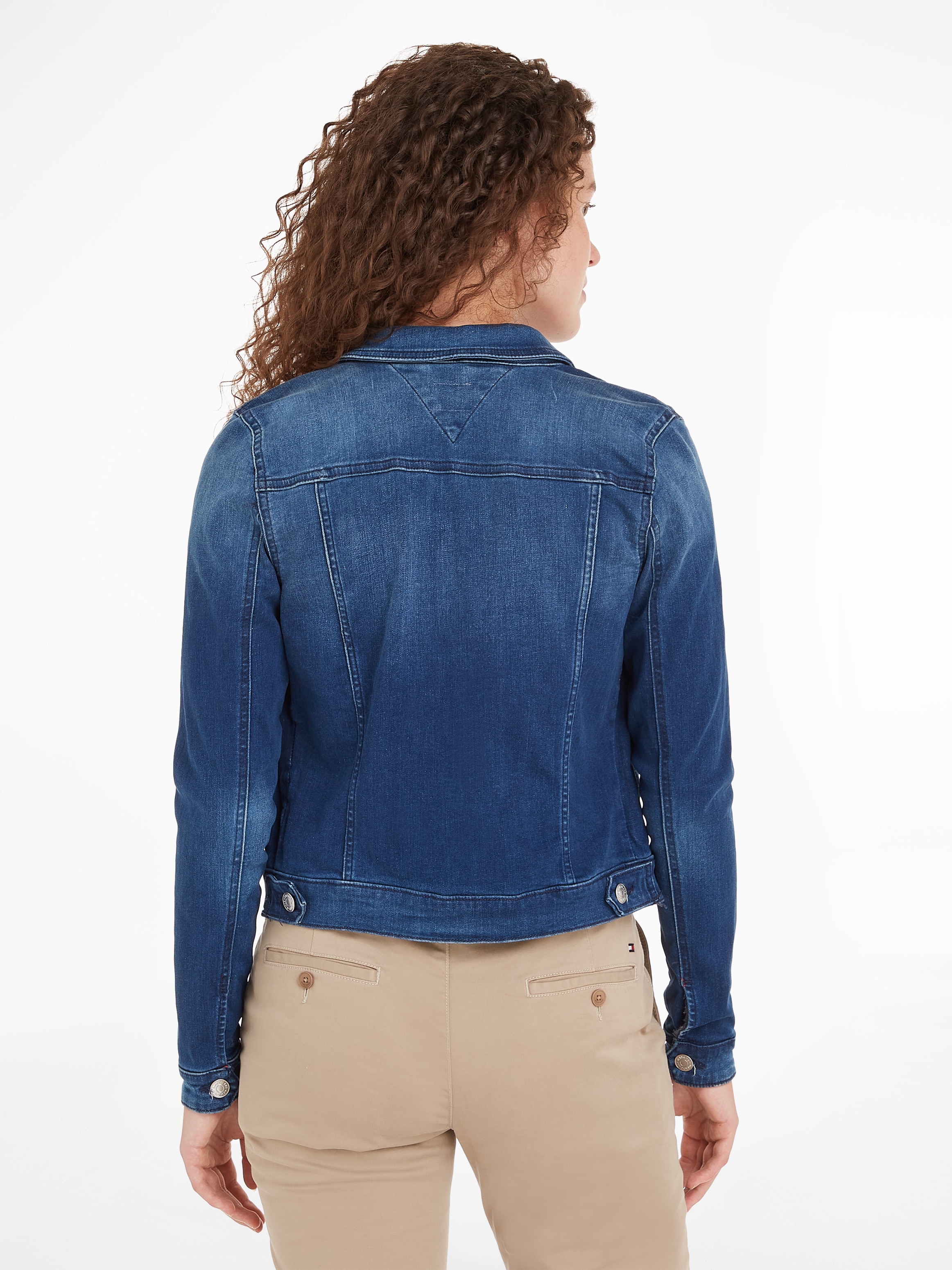 Tommy Jeans Jeansjacke »VIVIANNE SLIM TRUCKER NNMBS« mit Tommy Jeans Branding Knöpfen & Logo-Flag