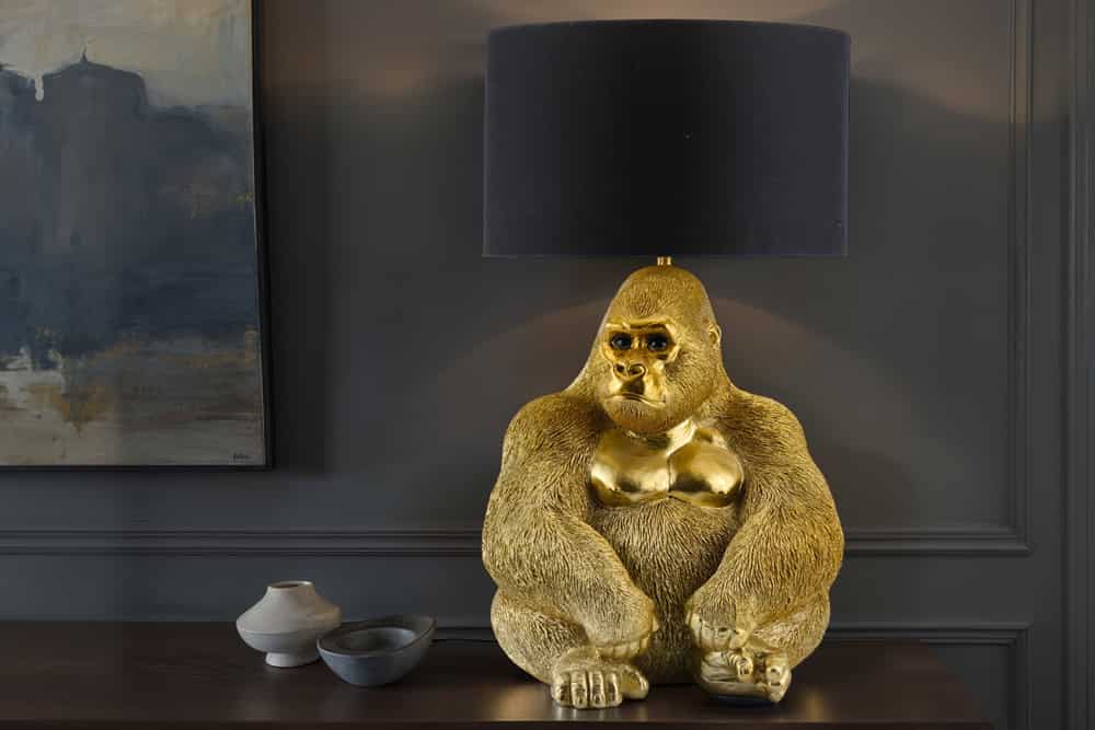 Handgefertigte Tischlampe KING APE 55cm gold schwarzer Stoffschirm Gorilla-Skulptur