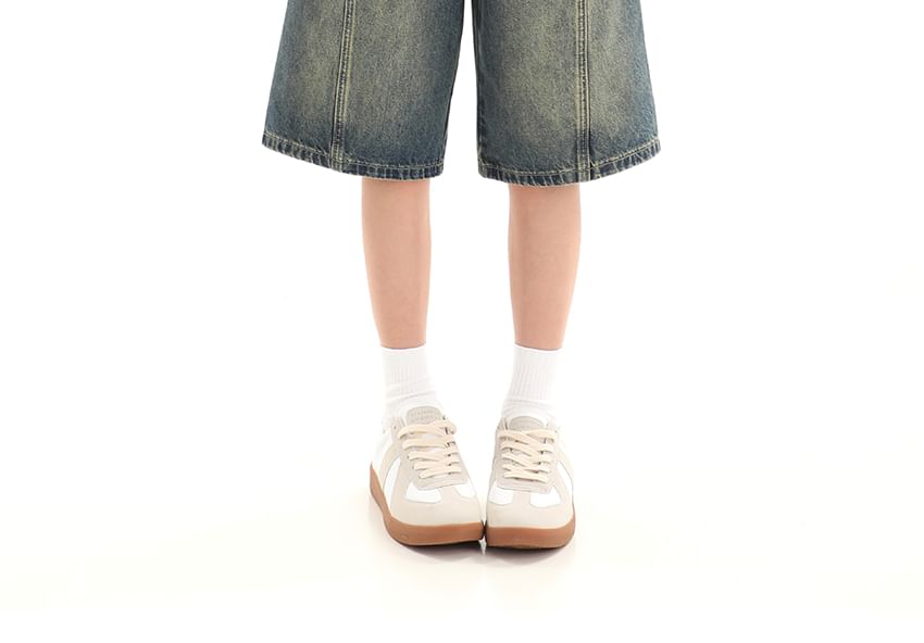 Elyou - Low Rise Washed Knielange Denim Shorts