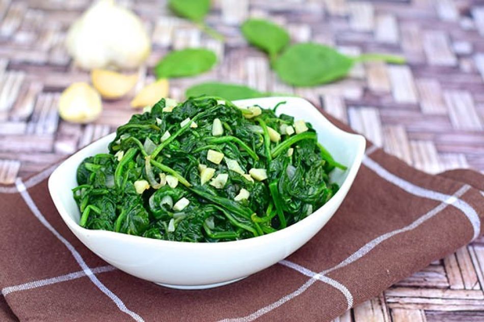 Rau Muong Xao Toi: gesauteerde waterspinazie met knoflook