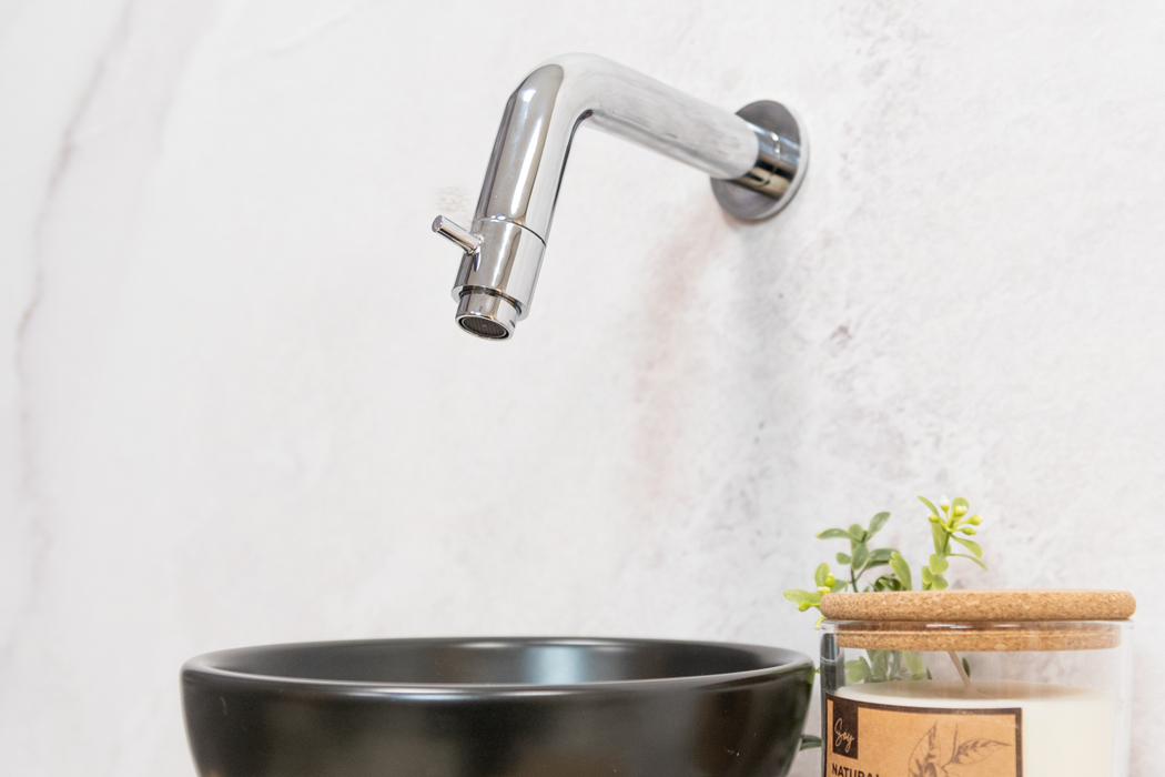 Saniclear Baru fonteinset met eiken plank, zwarte waskom en chromen kraan voor in het toilet