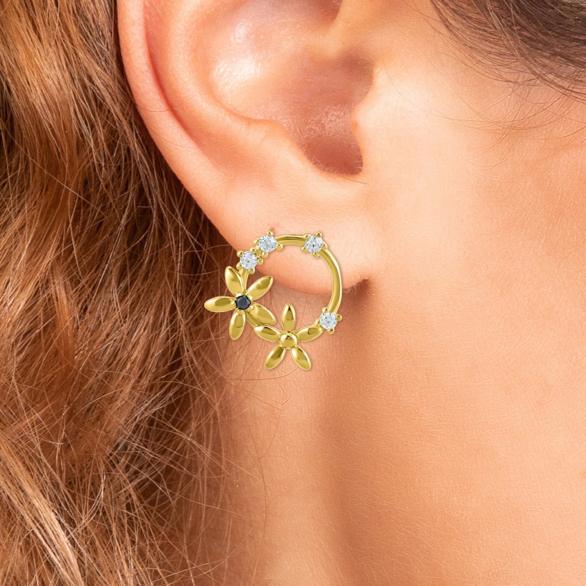 Boucles d'oreilles fleurs par SC Bohème ornées de deux véritables diamants noirs