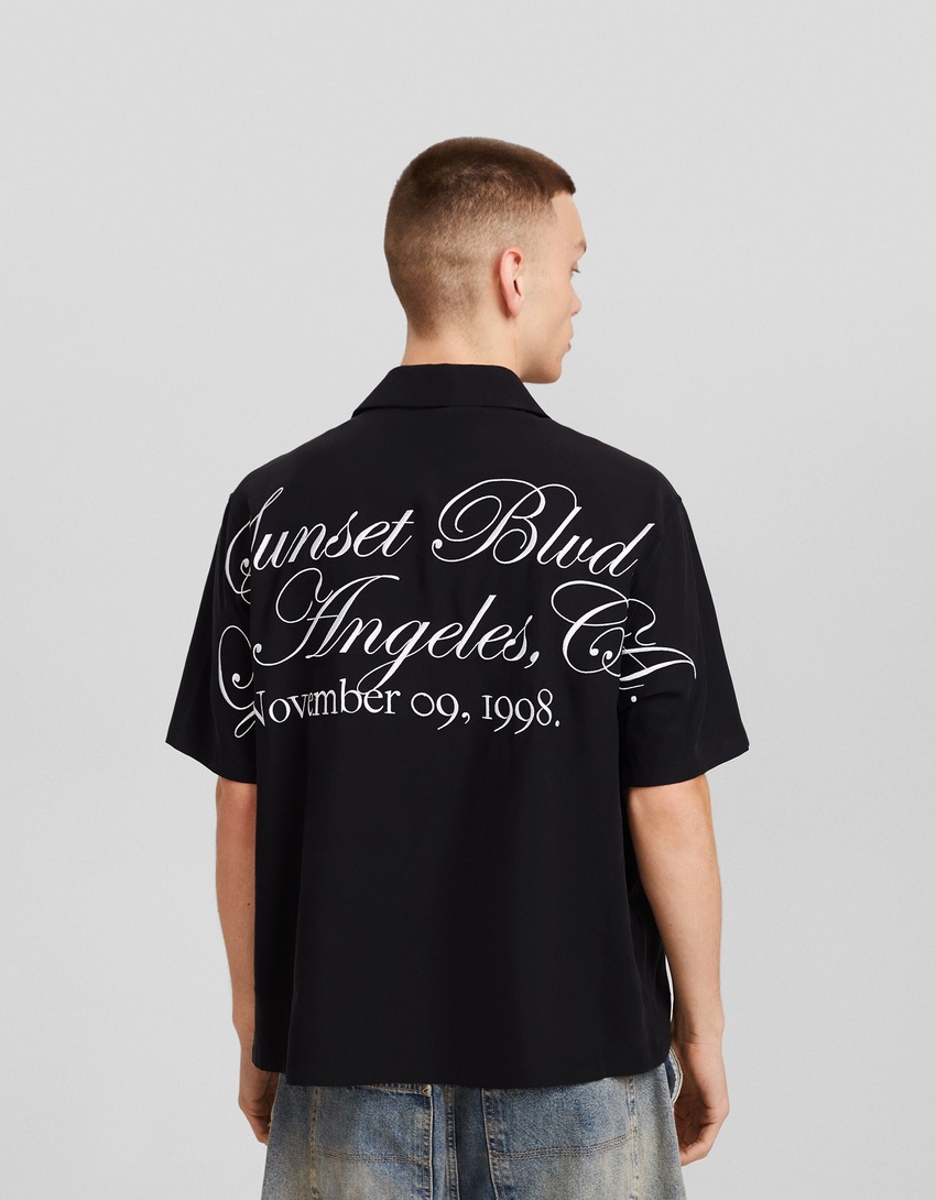 Camiseta bordada de manga curta com modelagem quadrada