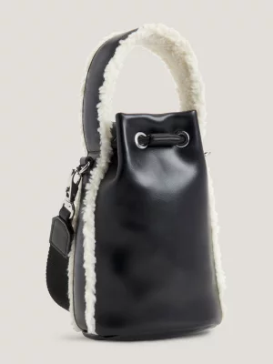 Bolsa tipo balde com acabamento em sherpa