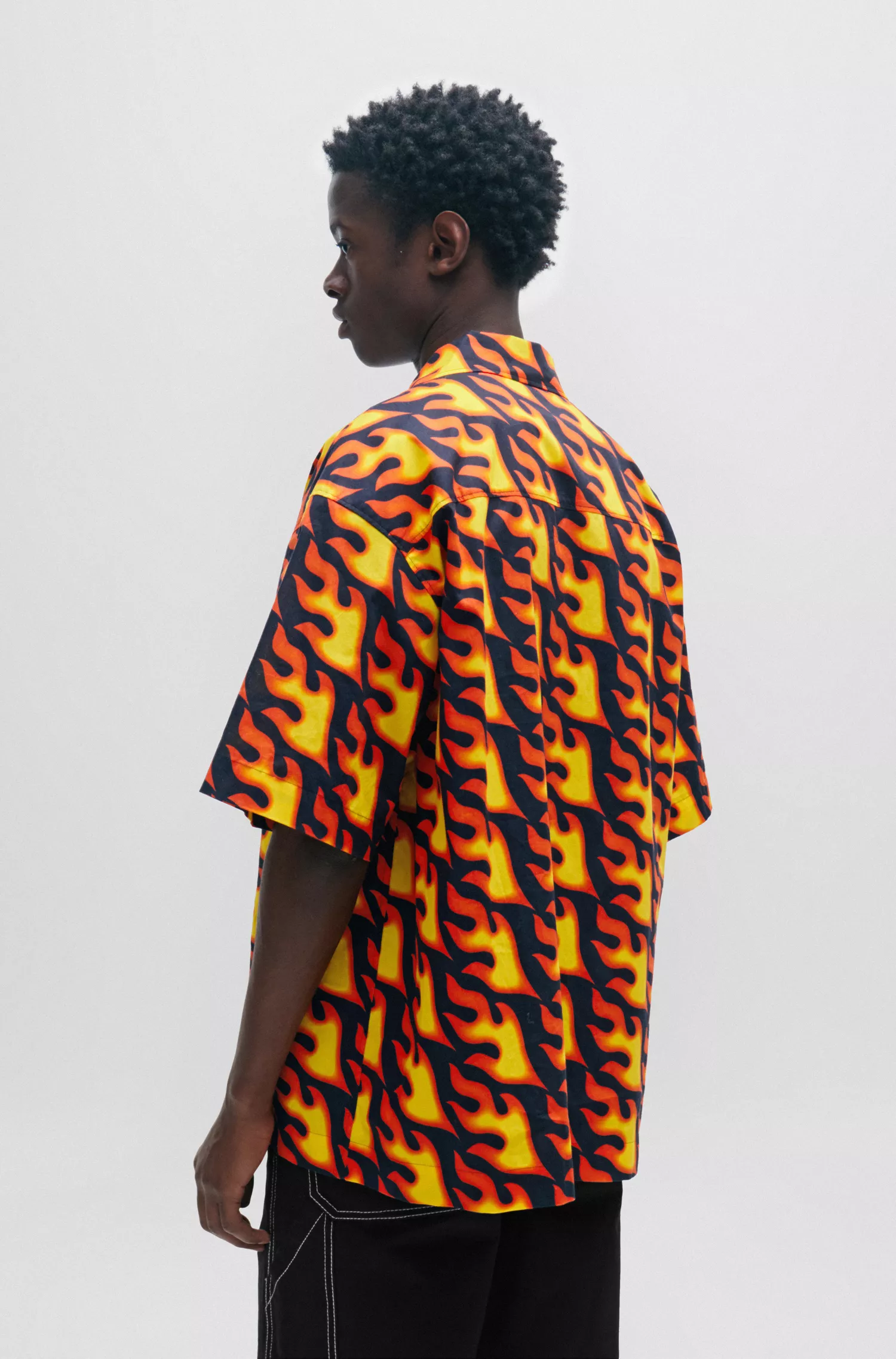 Camisa HUGO vermelha de manga curta com modelagem oversized e estampa da estação.