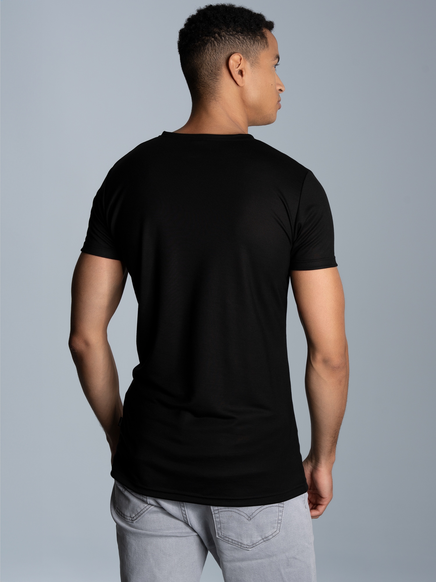 V-Shirt aus 100% Lyocell Schwarz
