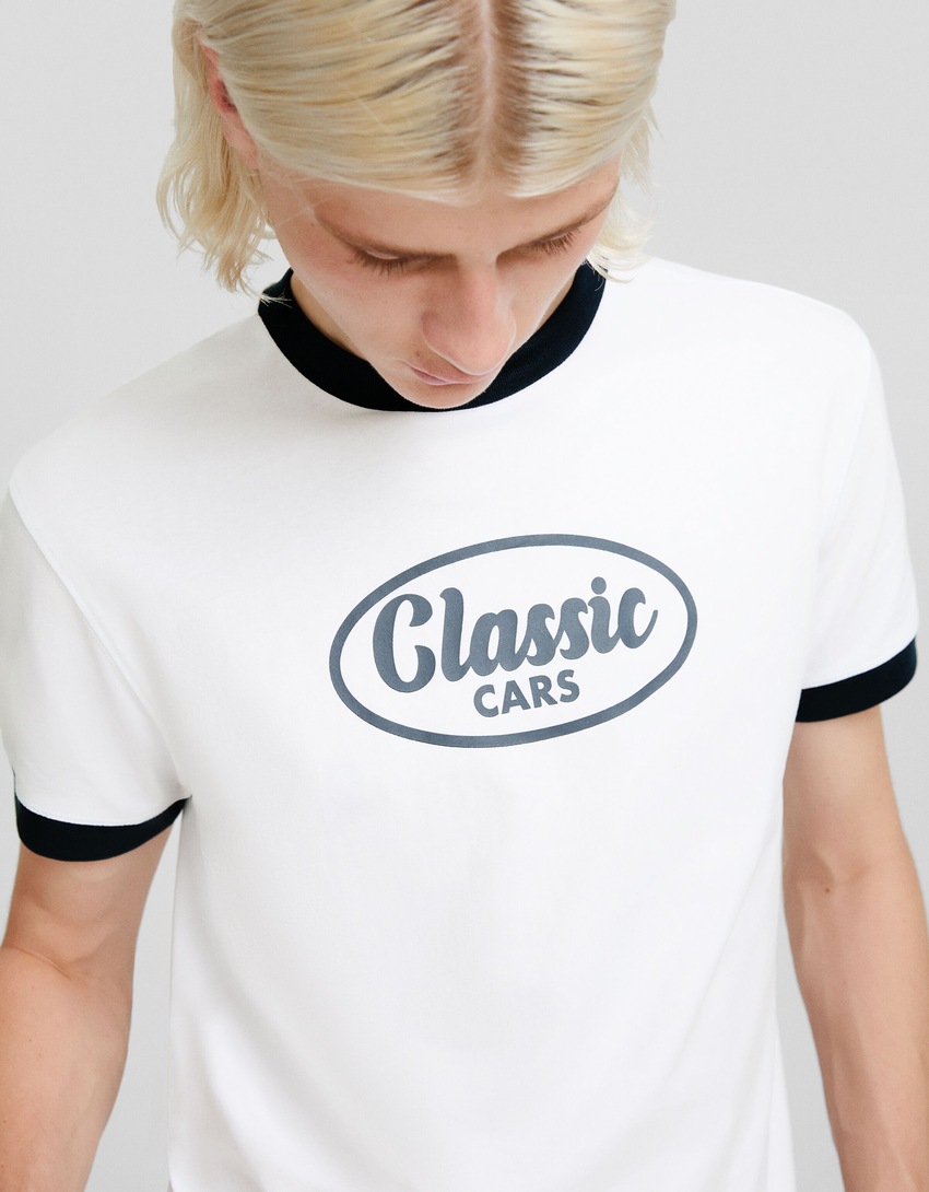 Camiseta de manga curta com estampa contrastante e modelagem ampla.