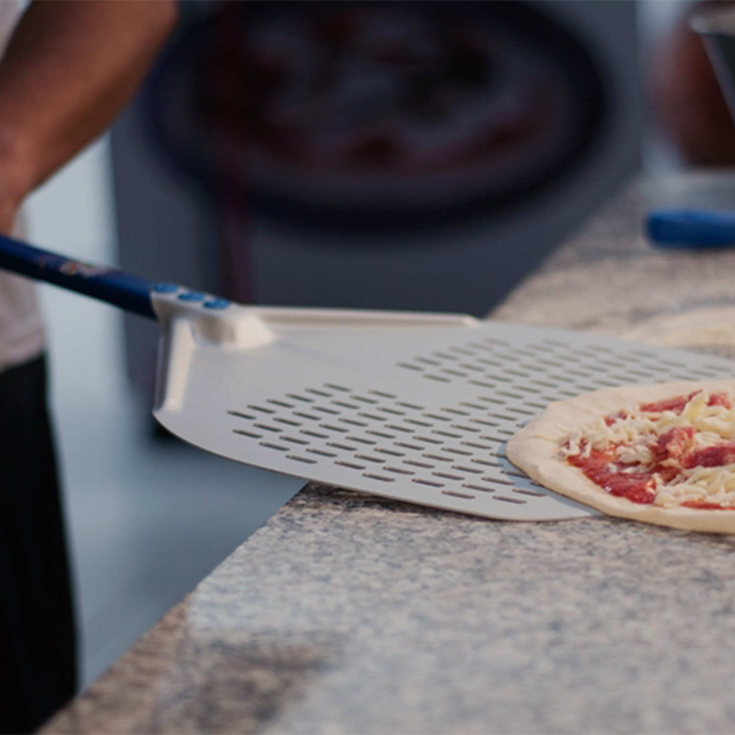 Pelle à pizza aluminium anodisé rectangulaire perforée 30cm manche 30cm Linea Azzurra