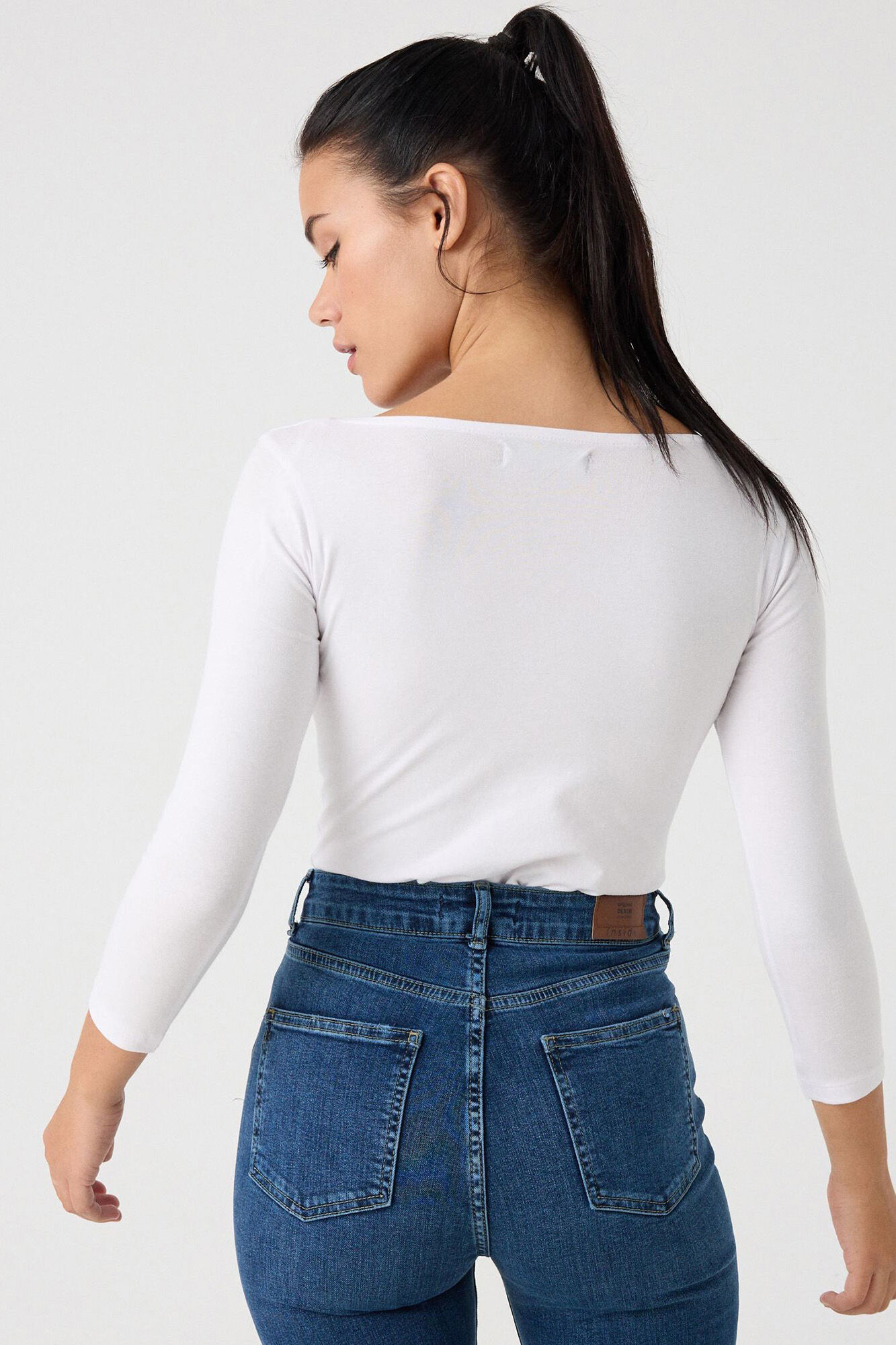 Camiseta com decote em forma de coração