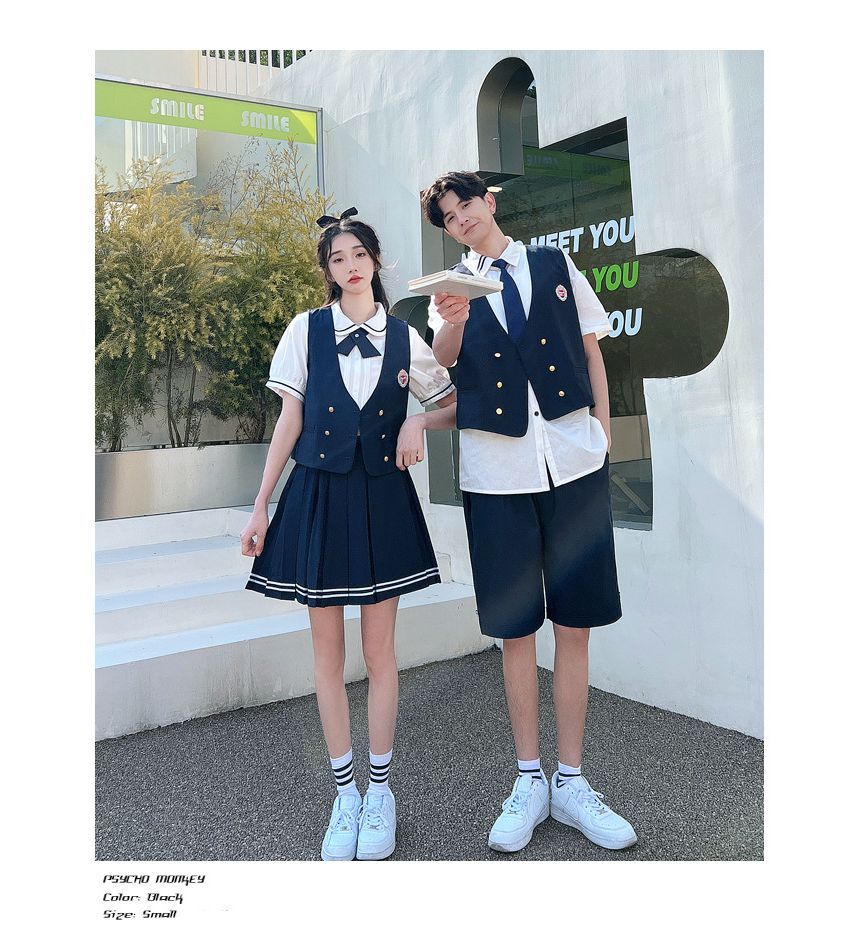 Azure - Bijpassende set met korte mouwen, gestreept overhemd met kraag, blouse, mini-A-lijn rok met hoge taille, shorts, V-hals vest met dubbele rij knopen, vlinderdas en stropdas.