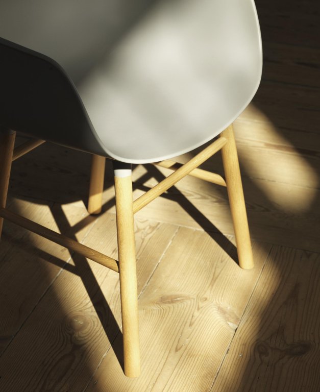 Normann Copenhagen Form Armchair stoel met walnoten onderstel creme