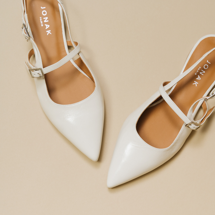 Ballerines à bouts pointus et lanières  en cuir brillant ecru