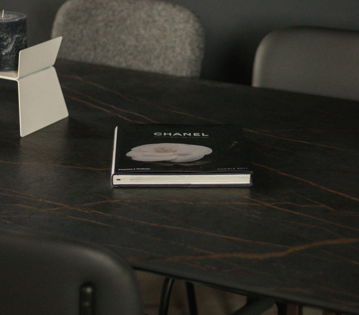 They & Me Tafel Joy – Plat Ovaal – Dekton Laurent 180 x 100 x 75 | Dekton Laurent | Verjongde Rand | Frame TM404 Marron