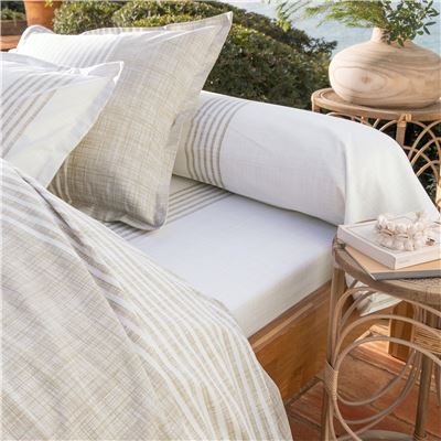 Linge de lit à rayures verticales et horizontales