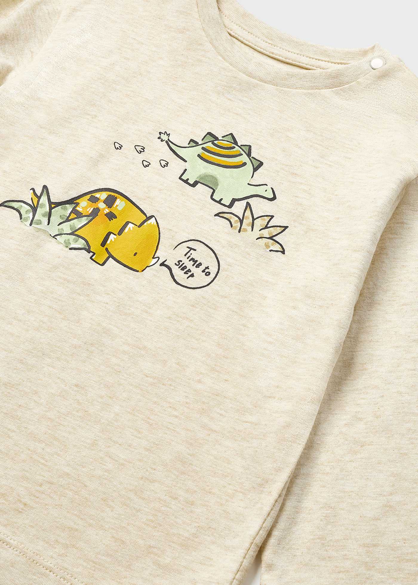 Pijama comprido com estampa e confeccionado em algodão sustentável para bebê