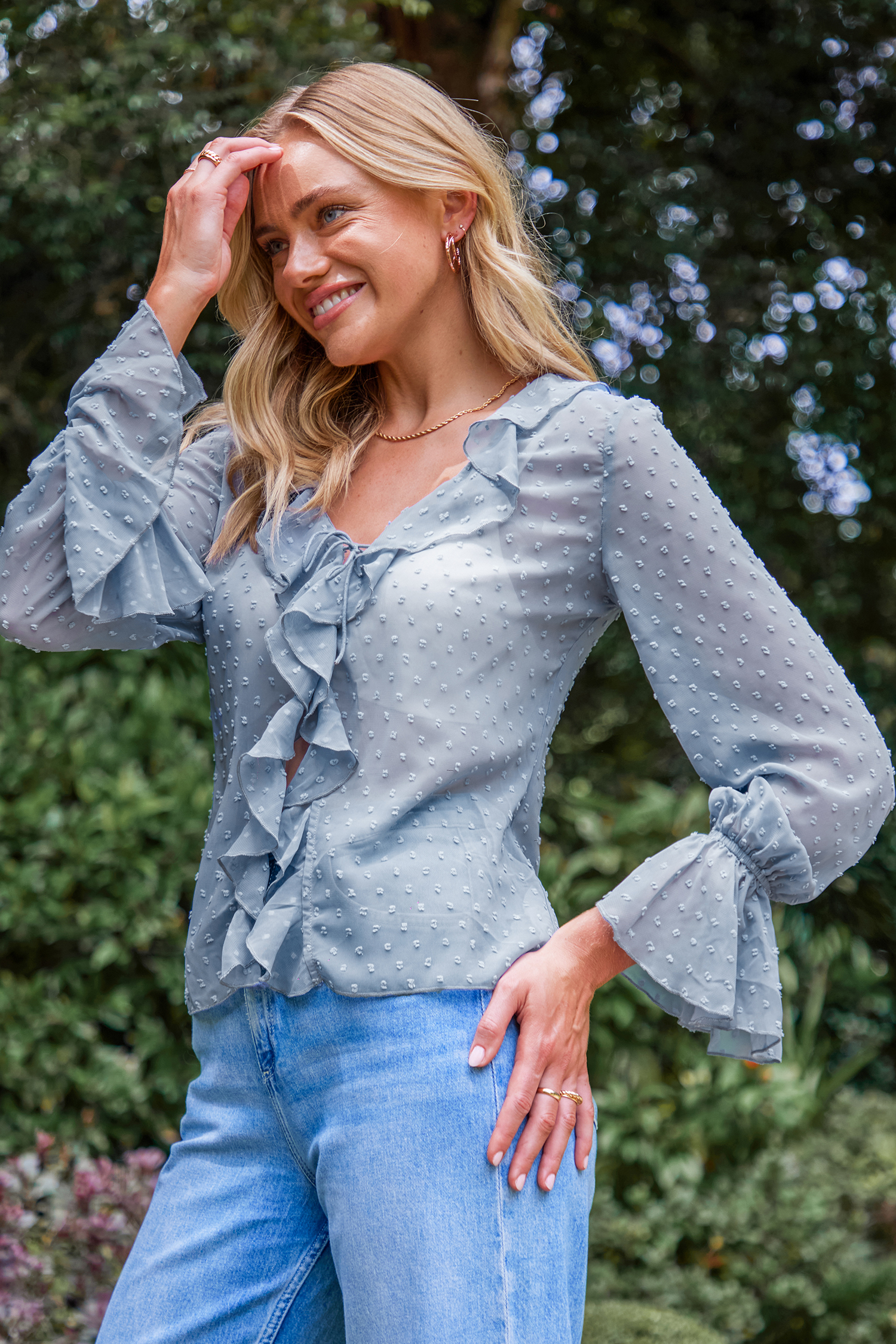 Blouse bleu clair à manches blouson et volants à pois