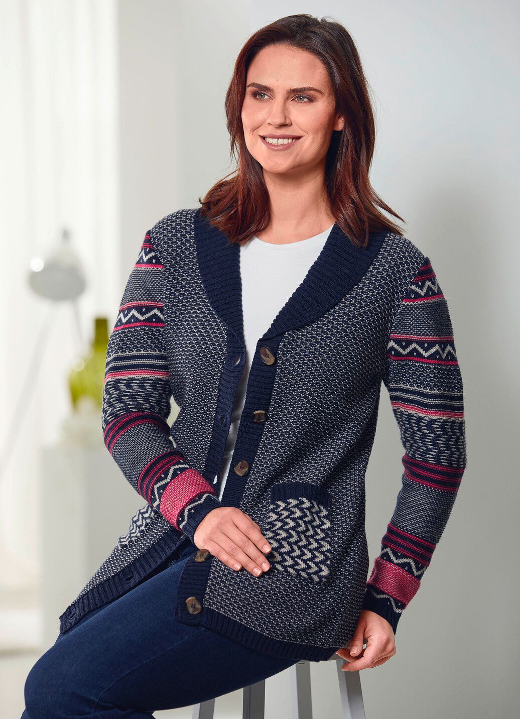 Strickjacke im Mustermix