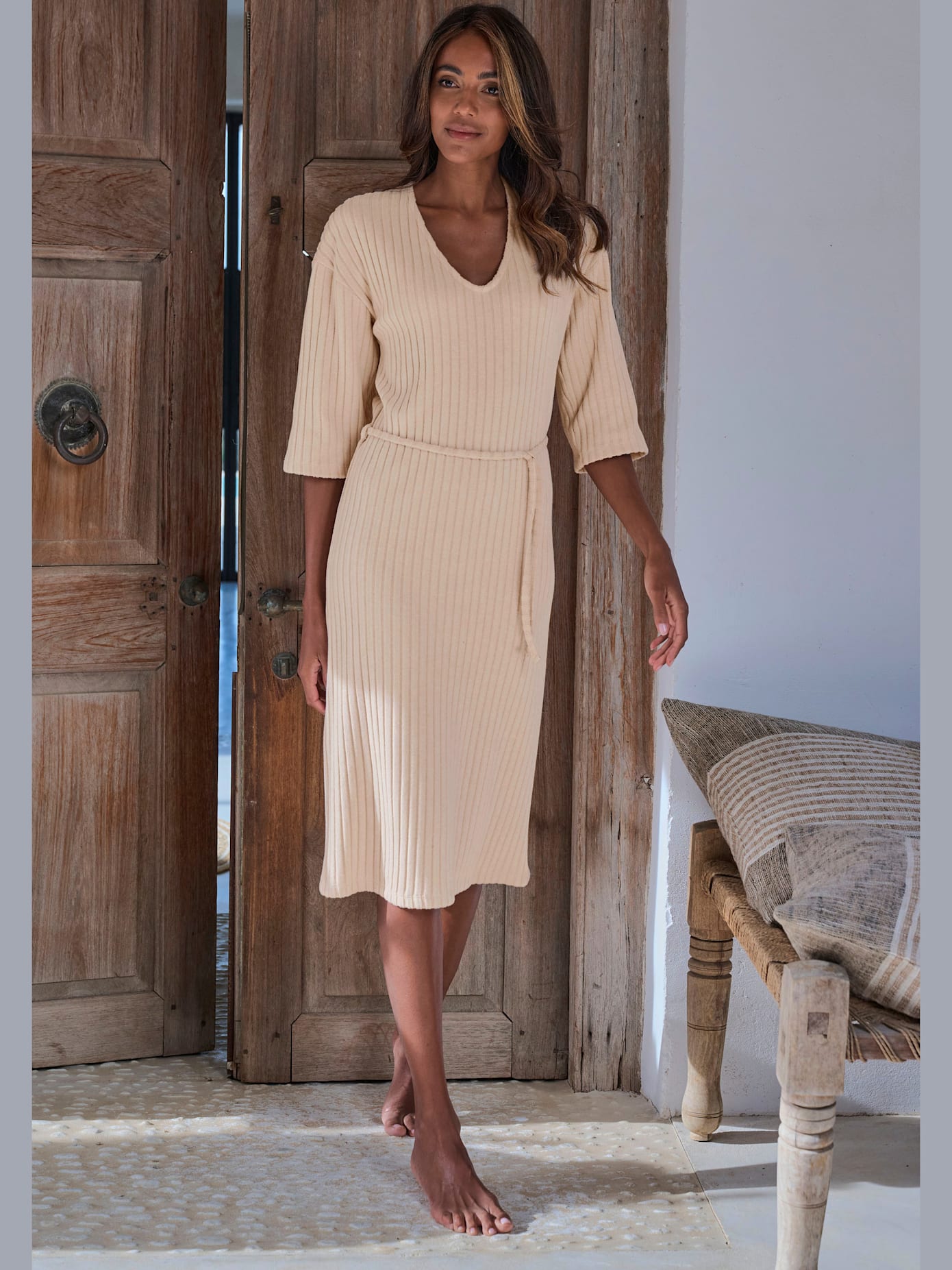 Robe en matière sweat robe longue côtelée avec encolure en v