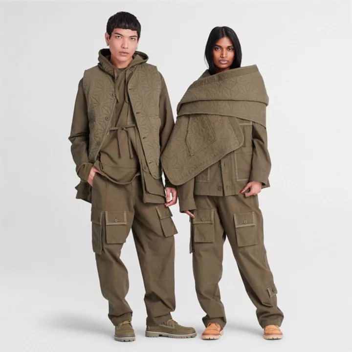Calças cargo Timberland x CLOT Future73 unissex na cor verde-escura.