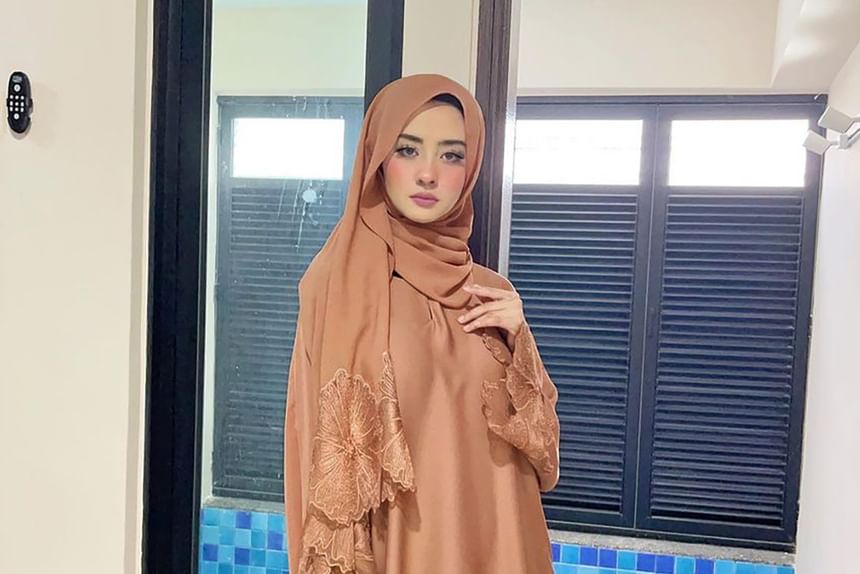 Lexama - Set: Maxi-jurk met uitlopende mouwen, effen kant en hijab