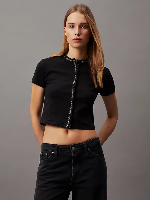 Camiseta de manga curta com fita com o logotipo.
