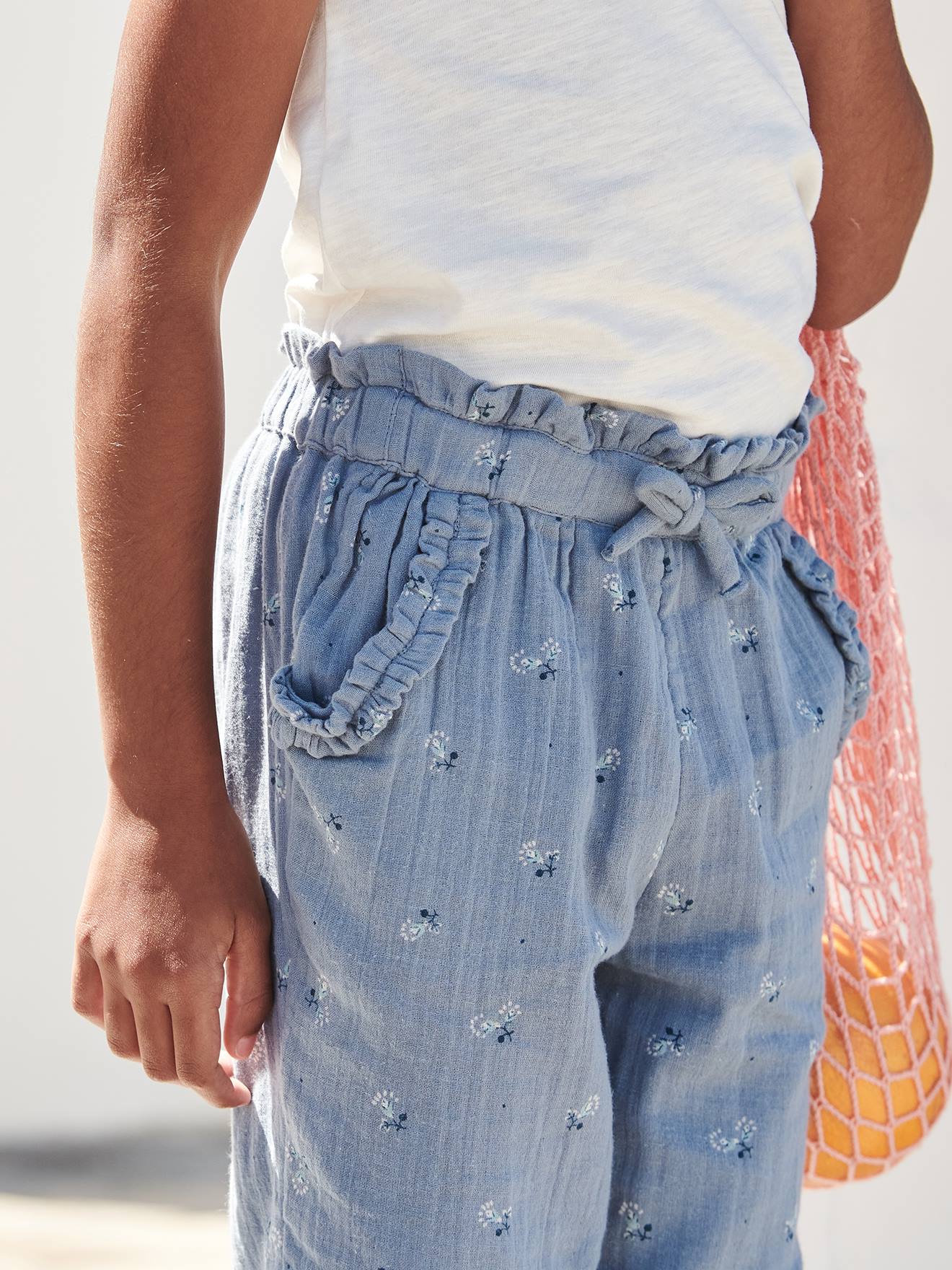 Calça cropped feminina em chiffon de algodão com estampa floral, tamanho médio, branca.