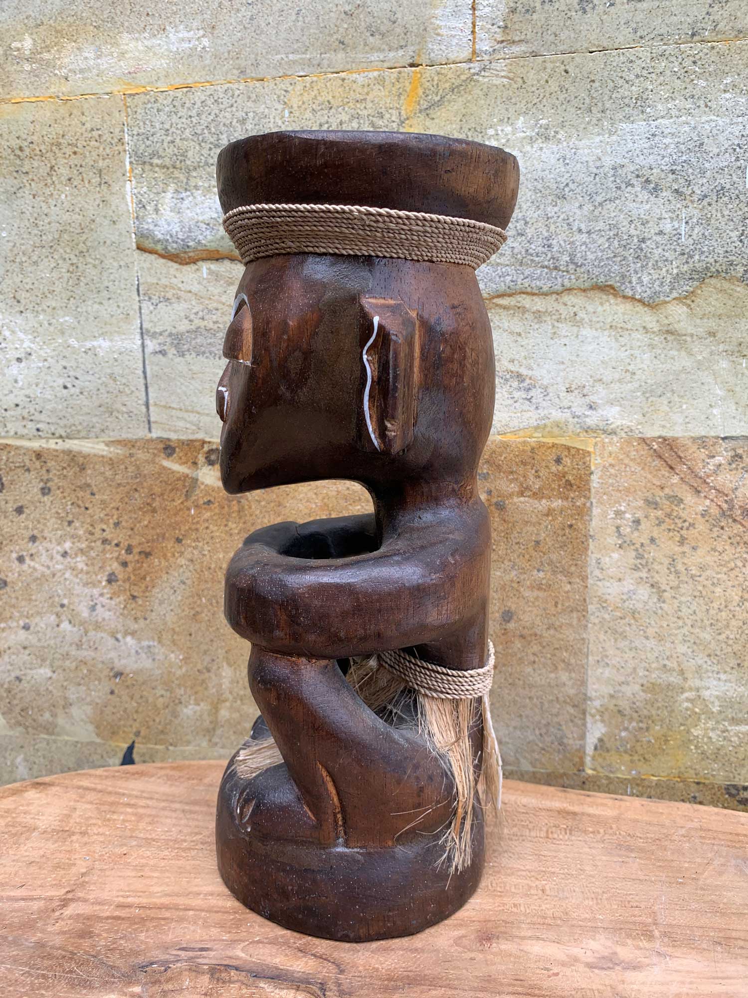 Primitiv-Statue 'Sitzender', Albesiaholz, H 29 cm, Ø 11 cm von fischer's lagerhaus