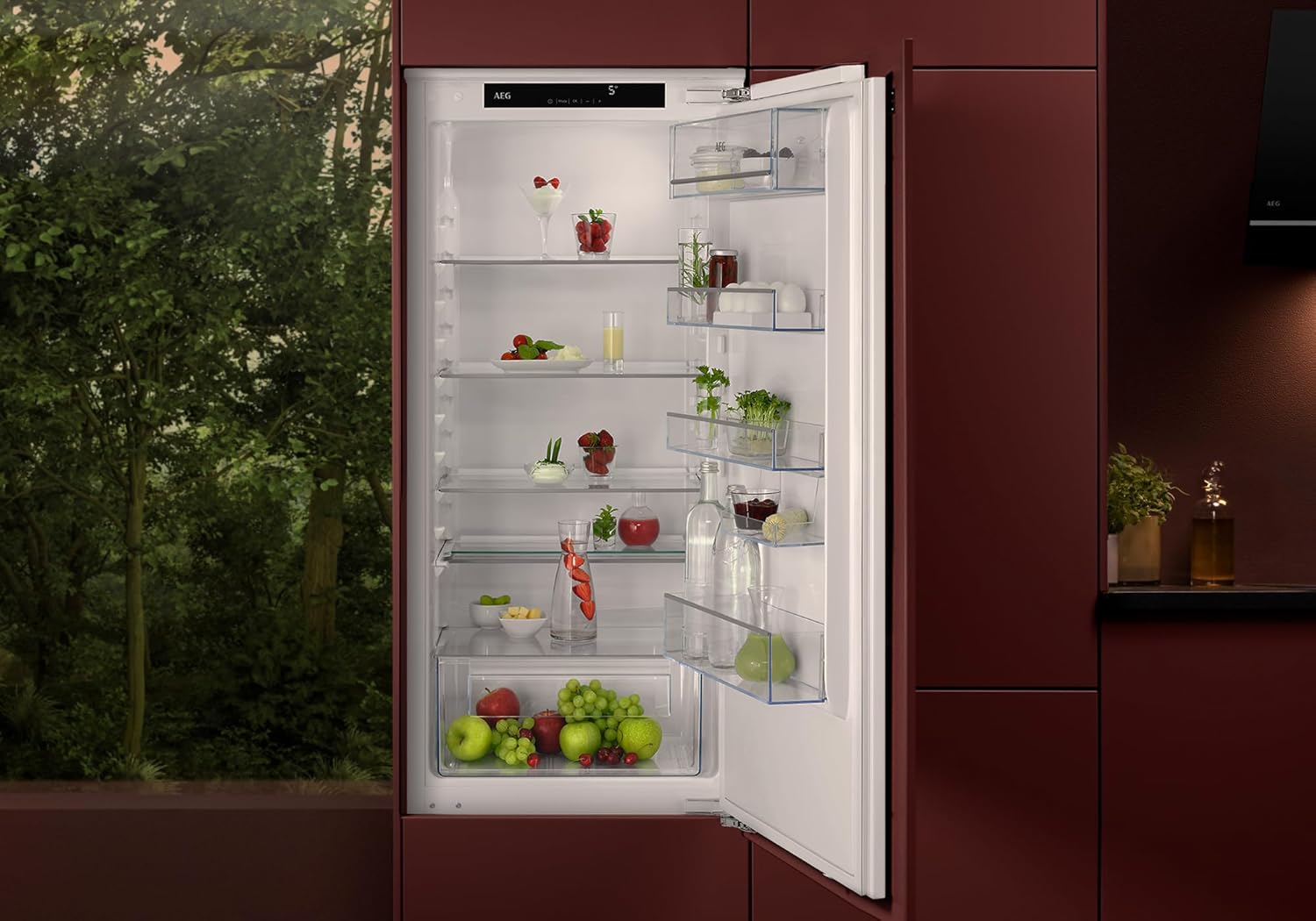 AEG Einbaukühlschrank 123cm ohne Gefrierfach, Serie 5000 OptiSpace: 3x vielfach verstellbare & 1x teilbare Glasablage, großer Kühlraum (203L), LCD-Display, Schnell-Kühlen-Funktion, Festtür, TSK5O12WDF
