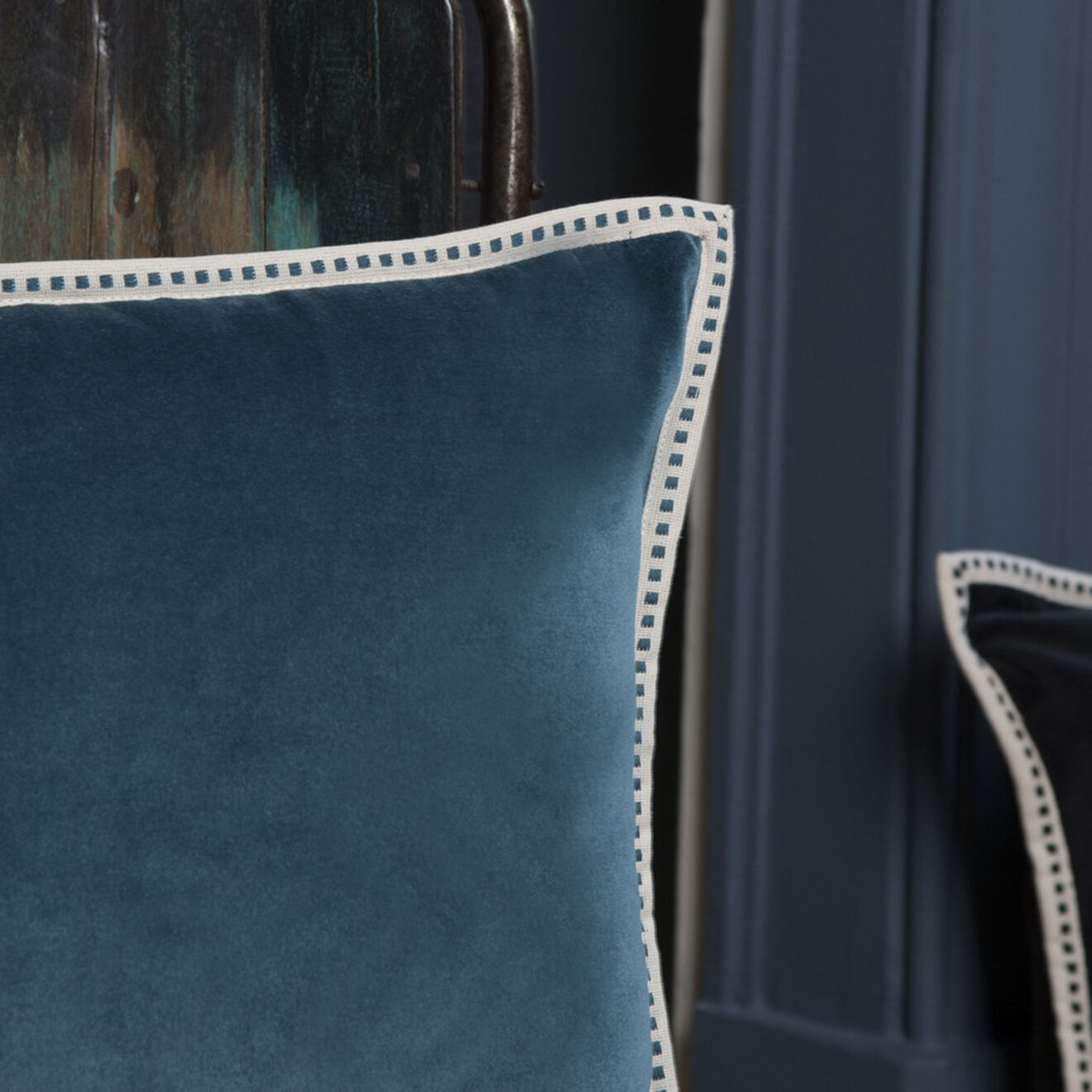 Febronie Housse de coussin velours Ella bleu peacock