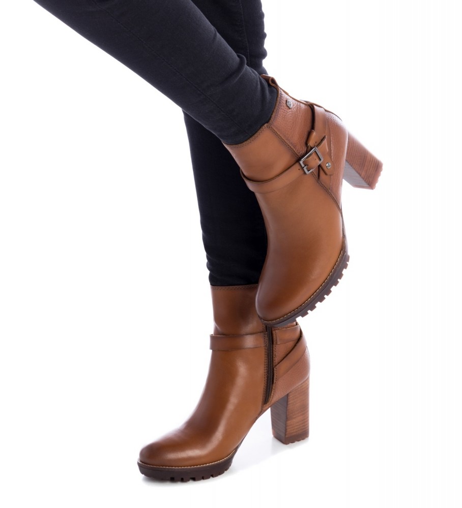Botas de cano curto Carmela em couro marrom, modelo 160056 - Altura do salto: 8 cm -